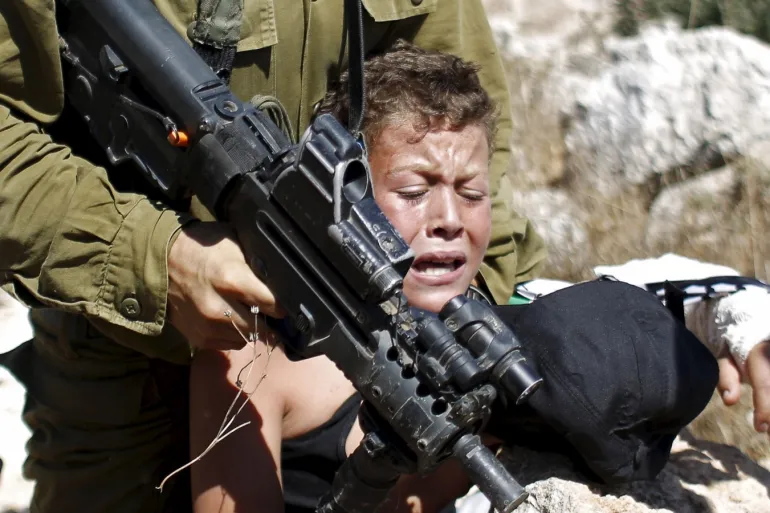 اكتظاظ وتنكيل وتفشٍ للأمراض.. شهادات أطفال فلسطينيين بسجون الاحتلال