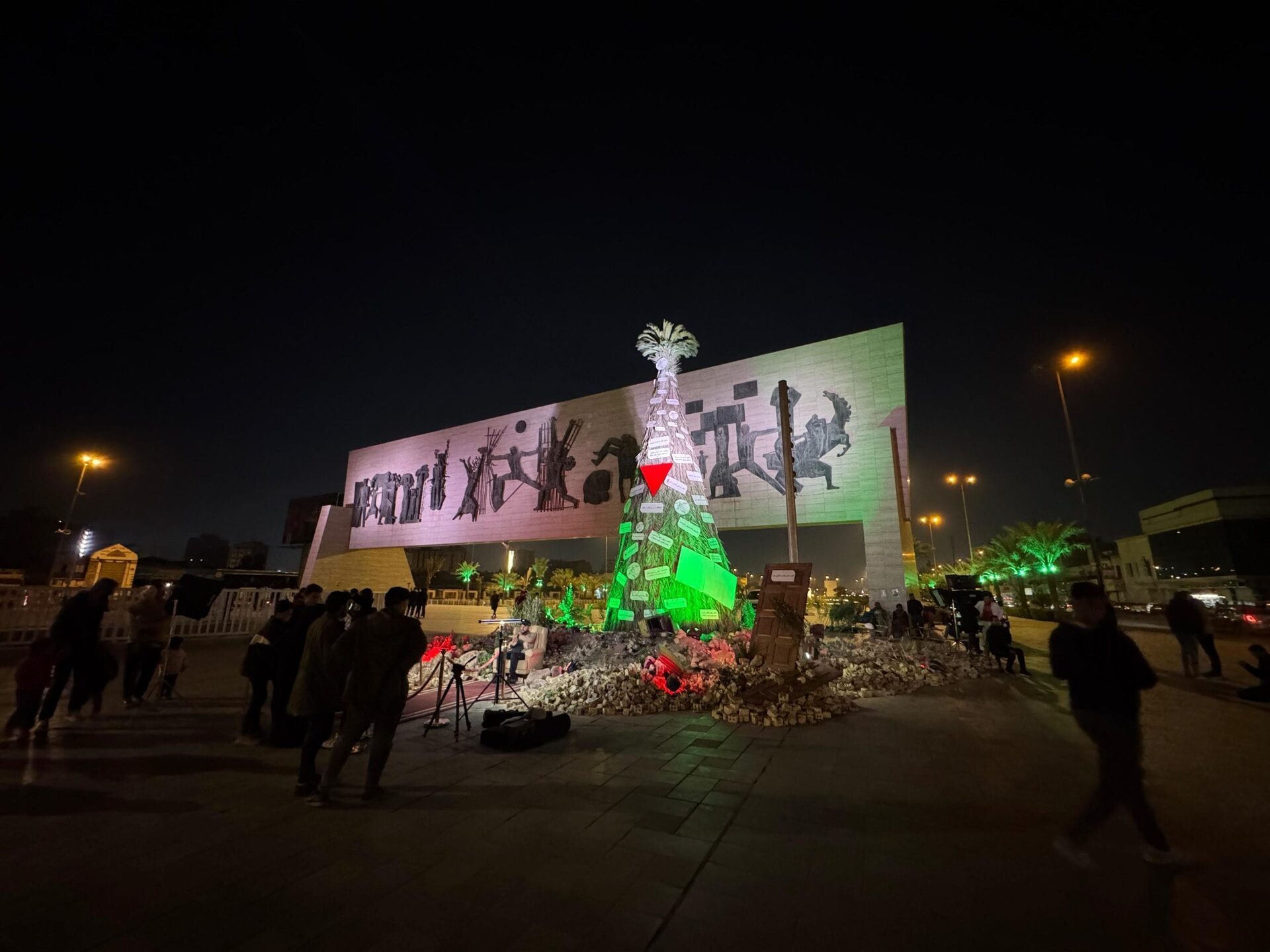 “الشجرة الطيبة” في ساحة التحرير رمز للصمود ورسالة للعالم